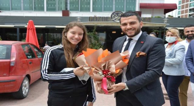 Manisa Kent Konseyi Dünya Şampiyonu Ayşe Begüm'ü Ağırladı