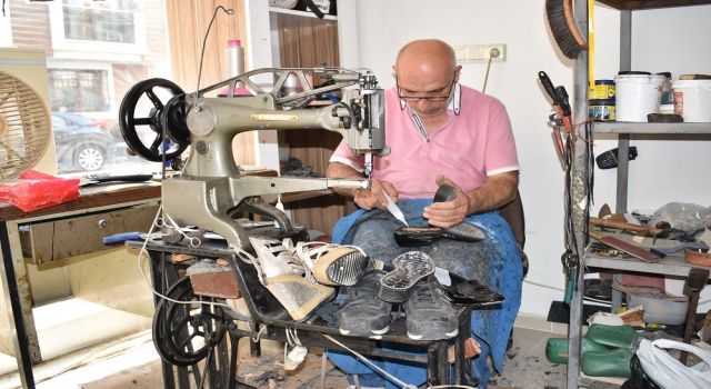 Manisa'da yaşayan 58 yaşındaki ayakkabı tamir ustası İsa Avşar 46 yıldır mesleğini sürdürüyor