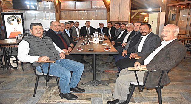 Mustafa Uslu Yuntdağ Mahalle Muhtarları ile Toplantı Gerçekleştirdi