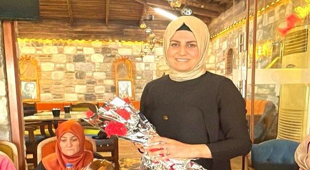 Anahtar Parti Manisa İl Kadın Kolları Başkanı Ayşegül Çiroğlu Anneler  Gününü kutladı