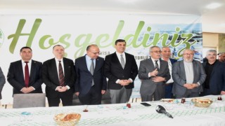 Kamyoncular Kooperatifi Başkan Ferdi Zeyrek’i bağrına bastı